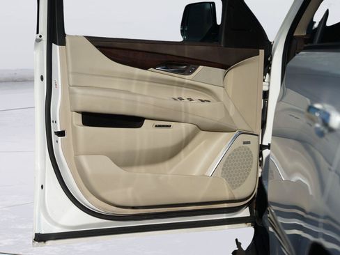 Used 2017 Cadillac Escalade Luxury RWD image 34