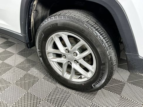 Certified 2023 Jeep Grand Cherokee Laredo image 40