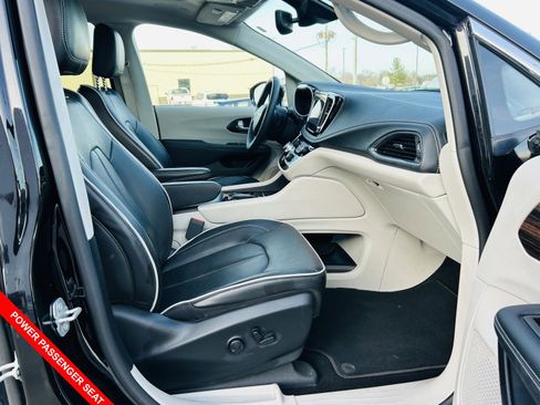 Used 2024 Chrysler Pacifica Limited image 36