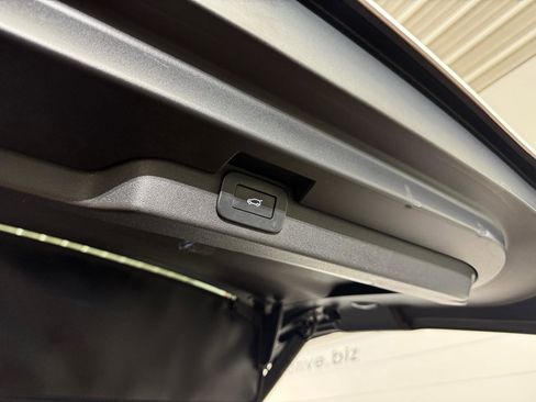 Used 2024 Land Rover Discovery Dynamic SE image 40