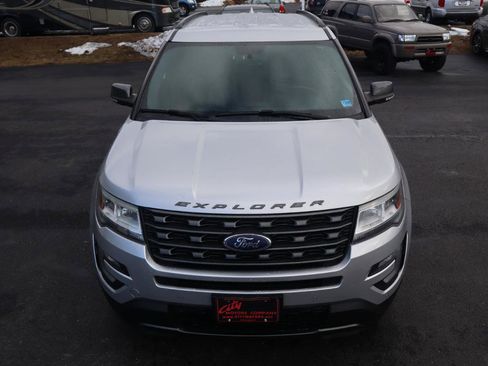 Used 2017 Ford Explorer XLT w/ Equipment Group 202A image 4