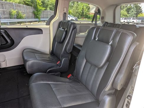 Used 2015 Chrysler Town & Country Touring-L w/ Driver Convenience Group FWD image 23