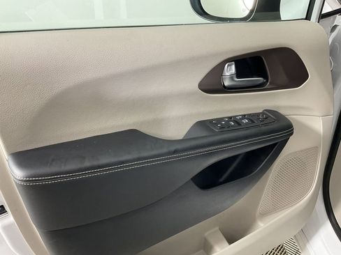 Used 2022 Chrysler Voyager LX image 17