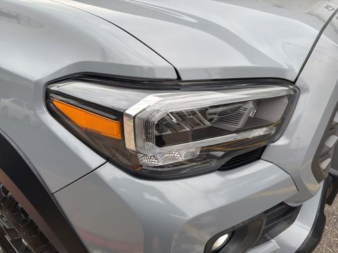 Used 2020 Toyota Tacoma TRD Off-Road w/ Technology Package image 12