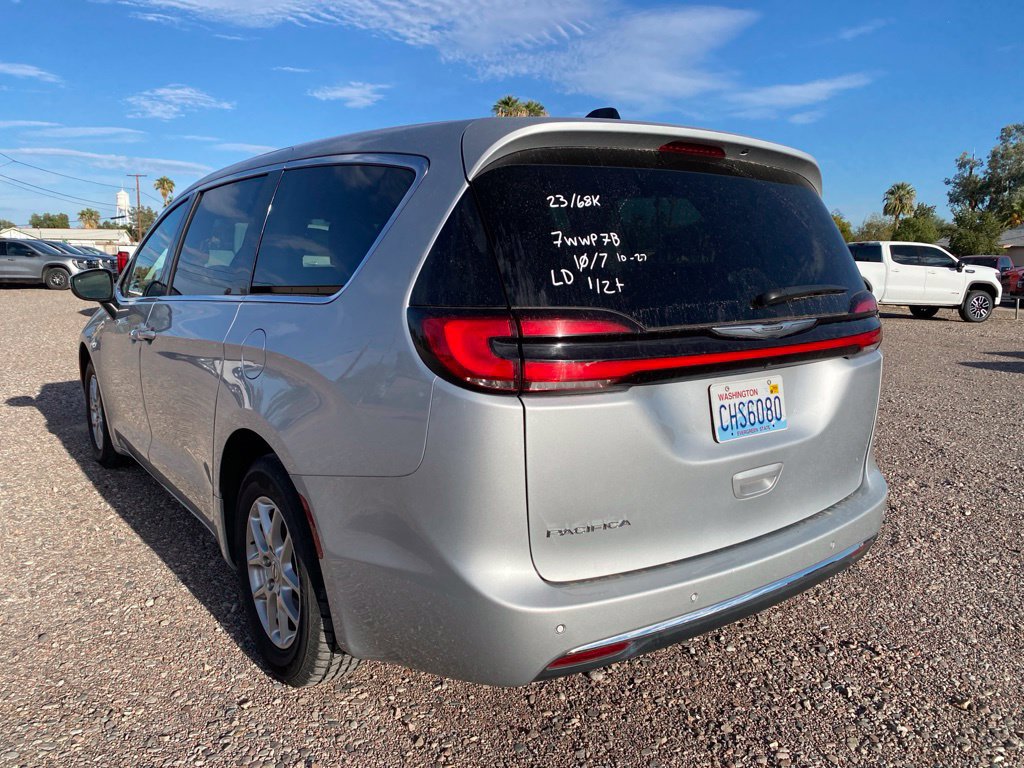 Used 2023 Chrysler Pacifica Touring-L FWD image 3