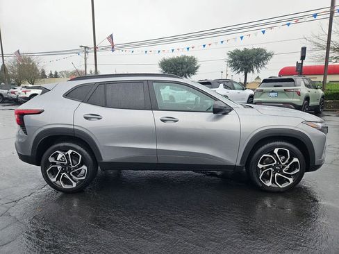 Used 2025 Chevrolet Trax RS w/ Sunroof Package image 7