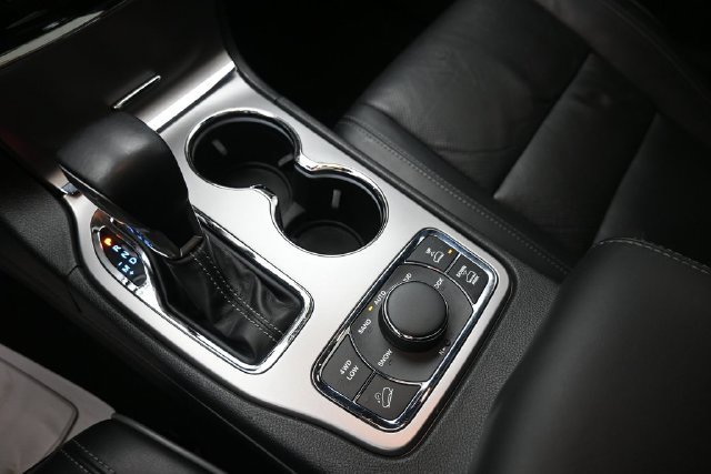 Used 2020 Jeep Grand Cherokee Overland AWD/4WD image 19