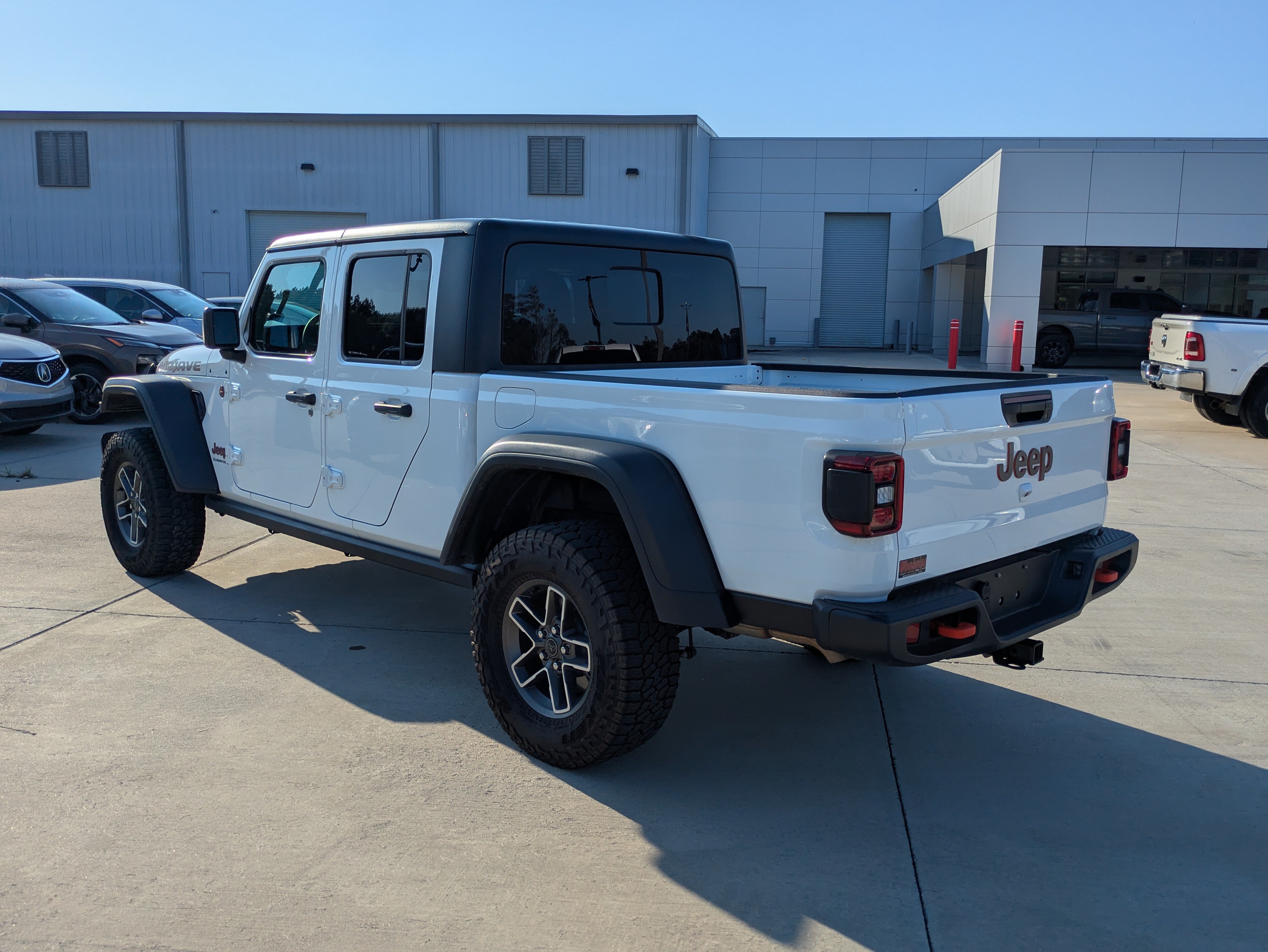 Used 2026 Jeep Gladiator Mojave AWD/4WD image 3