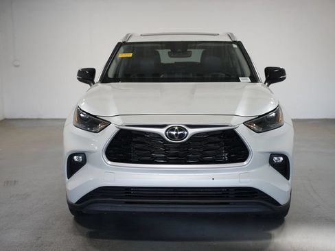 Used 2022 Toyota Highlander XLE FWD image 2