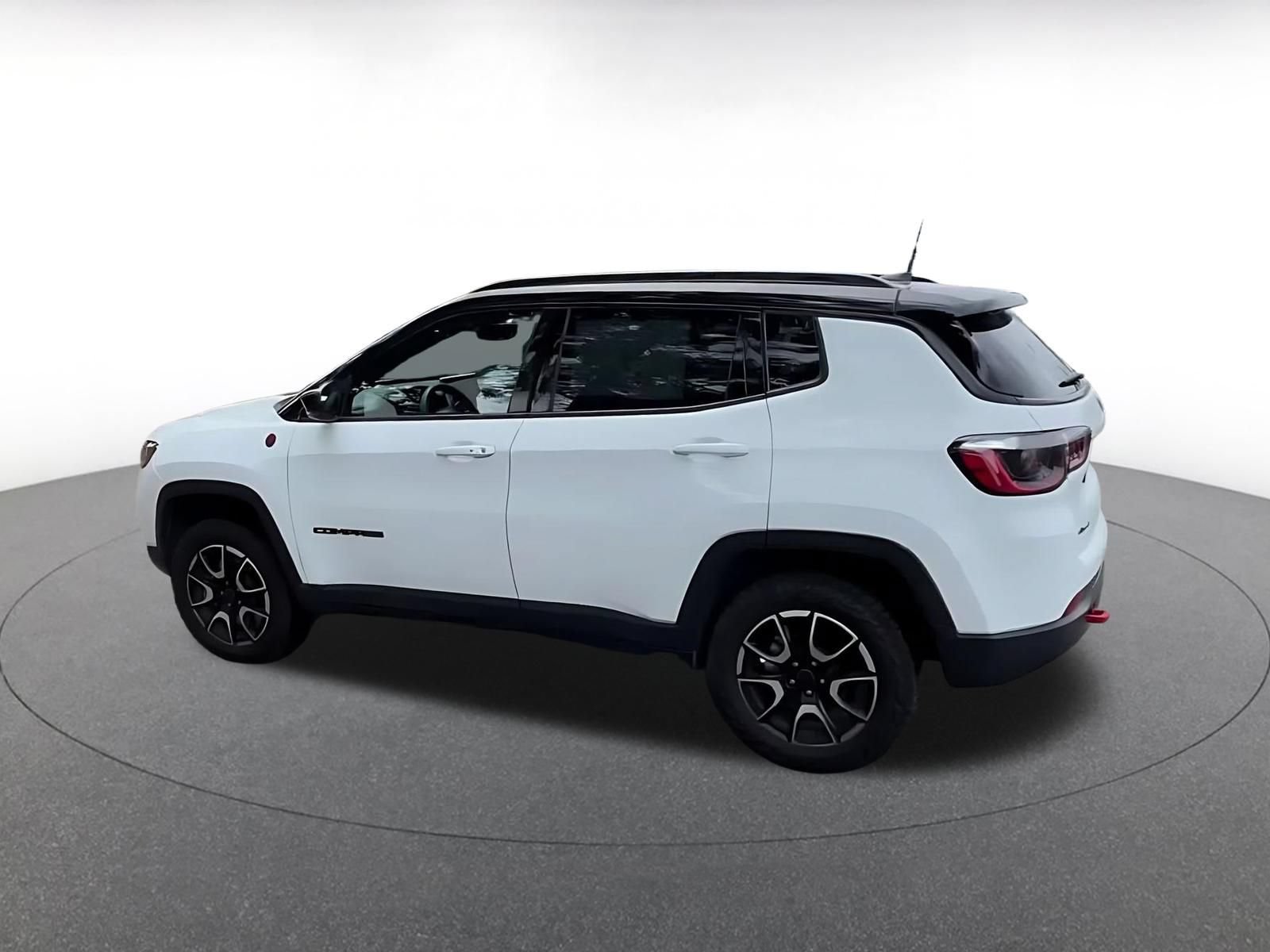 Used 2025 Jeep Compass Trailhawk AWD/4WD image 9