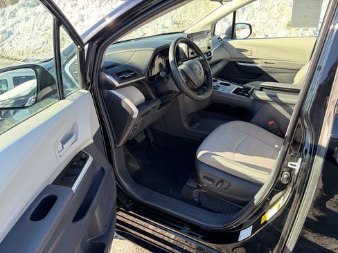 Used 2024 Toyota Sienna LE image 13