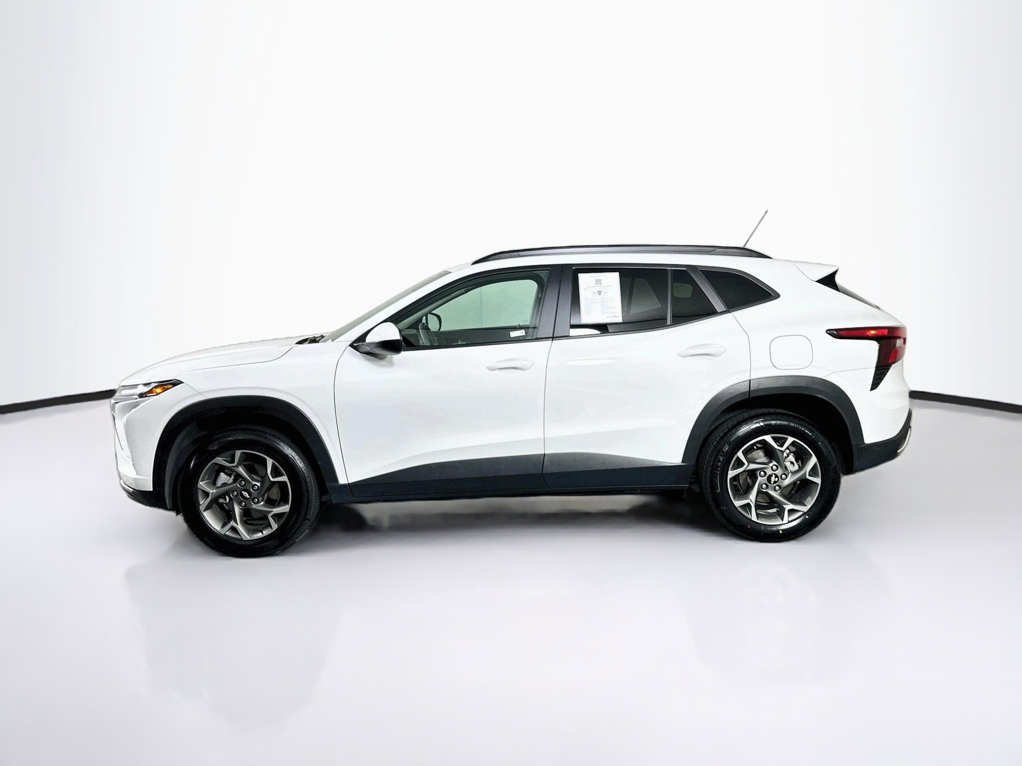 Used 2025 Chevrolet Trax LT FWD image 4