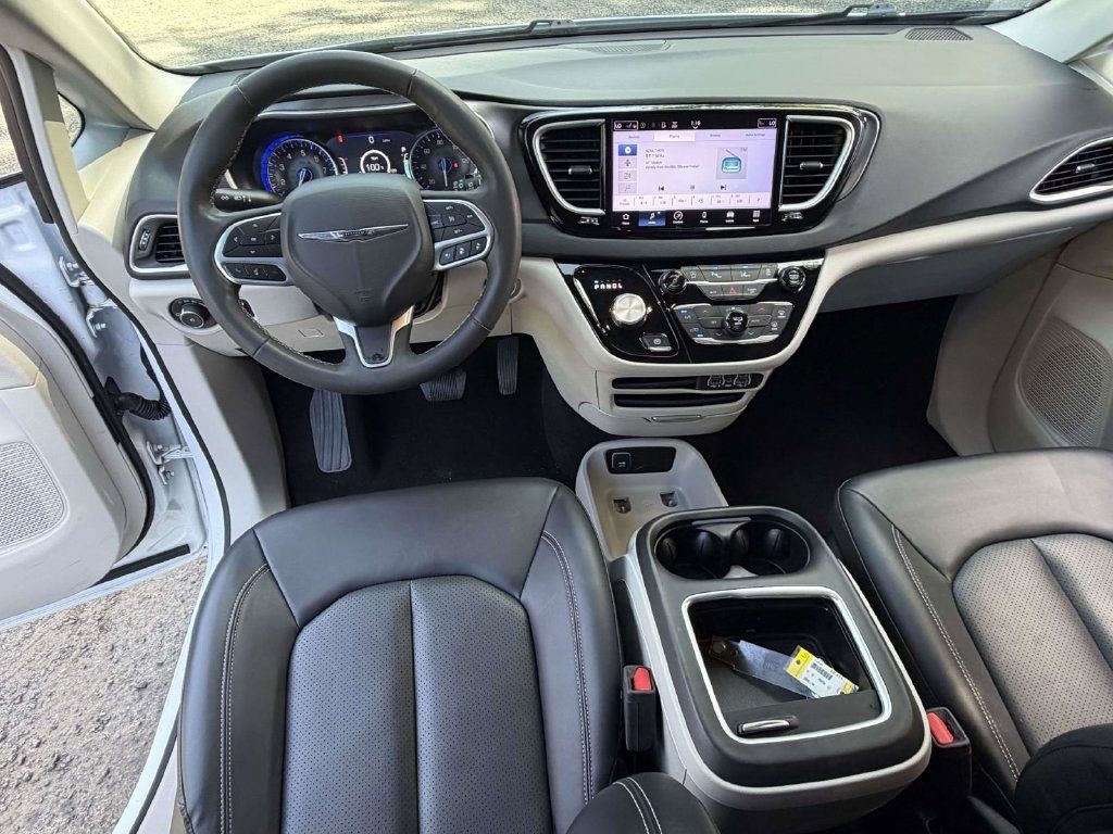 Used 2024 Chrysler Pacifica Touring-L FWD image 16