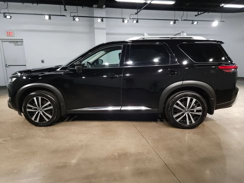 Used 2024 Nissan Pathfinder Platinum AWD/4WD image 4