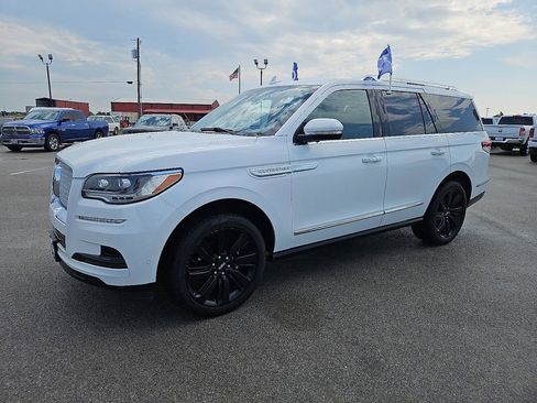 Used 2023 Lincoln Navigator Reserve AWD/4WD image 2