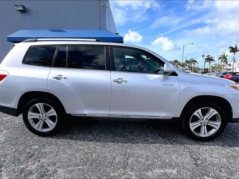 Used 2013 Toyota Highlander Limited image 32