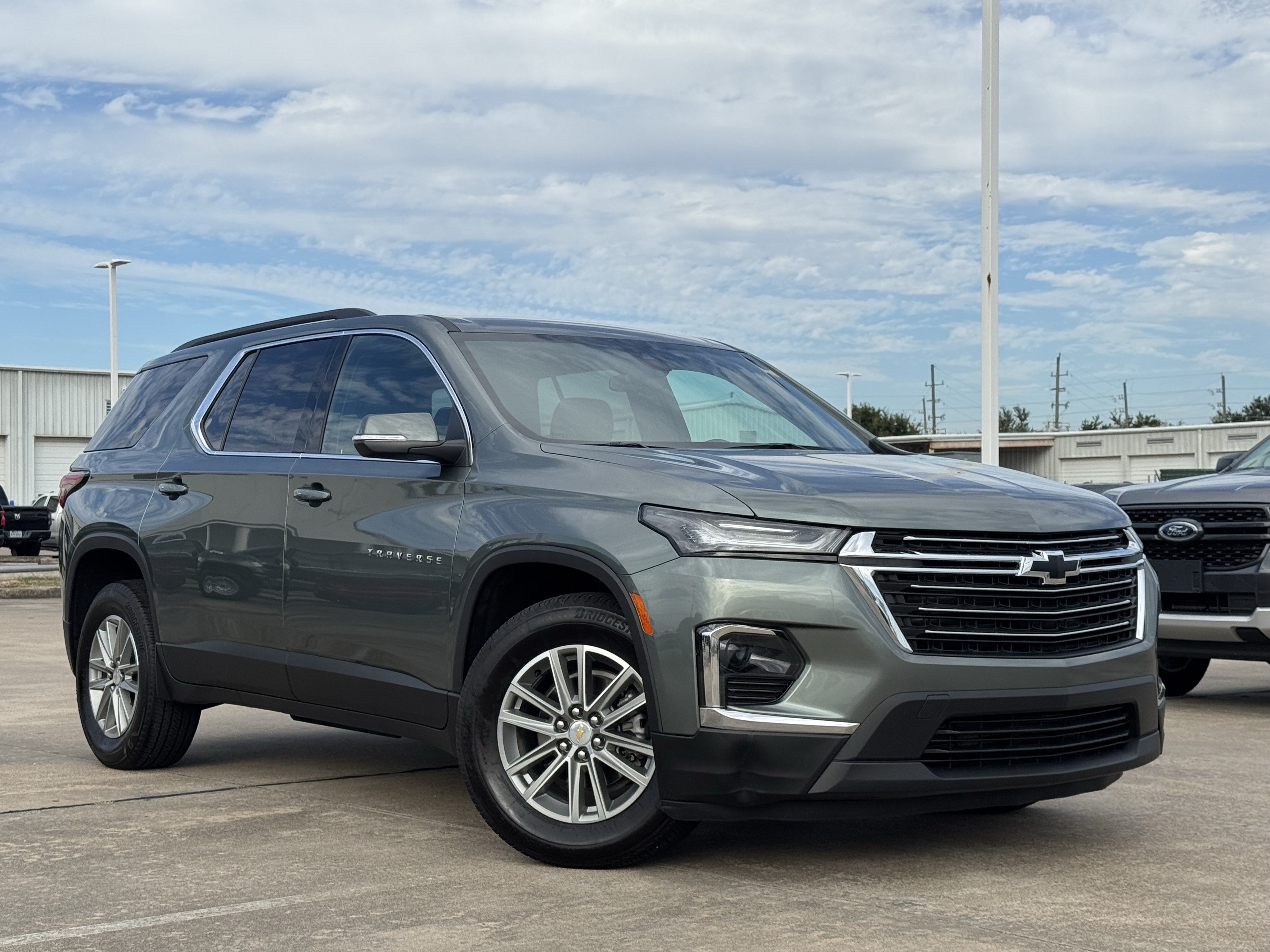 Used 2023 Chevrolet Traverse LT FWD image 2