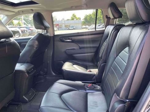 Used 2023 Toyota Highlander XLE AWD/4WD image 13