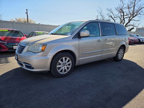 Used 2014 Chrysler Town & Country Touring image 1