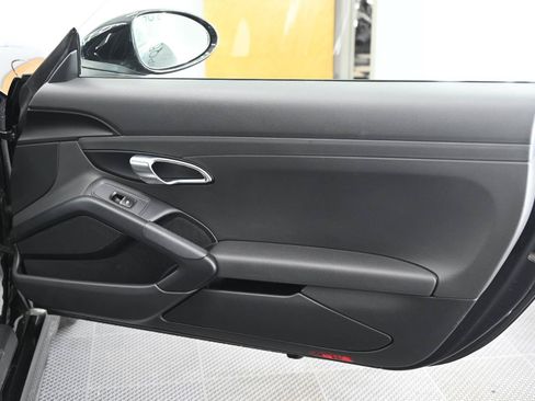 Used 2018 Porsche 718 Cayman RWD image 17