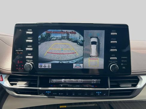 Used 2023 Toyota Sienna Platinum AWD/4WD image 29