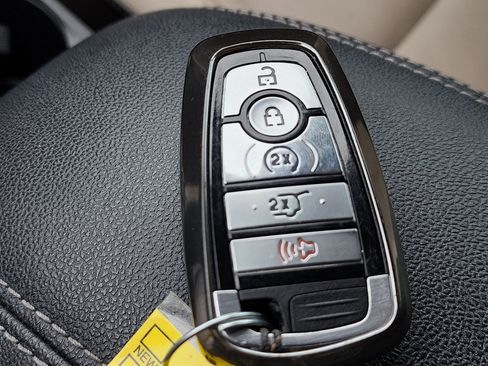 Used 2020 Ford Escape Titanium image 28