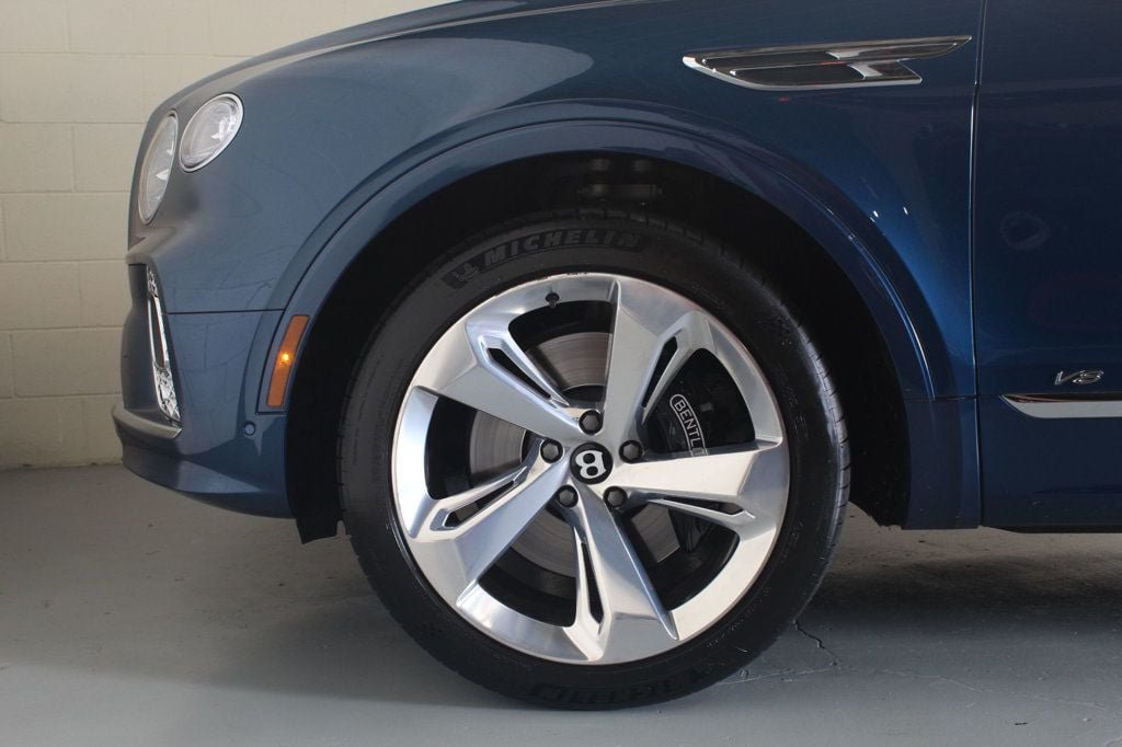 Used 2022 Bentley Bentayga AWD/4WD image 16