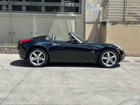 Used 2006 Pontiac Solstice Convertible w/ Premium Package image 2