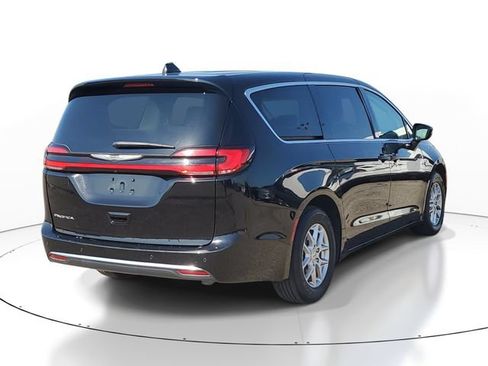 Used 2024 Chrysler Pacifica Touring-L FWD image 4