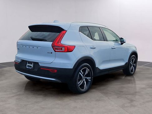 Used 2024 Volvo XC40 B5 Core image 2