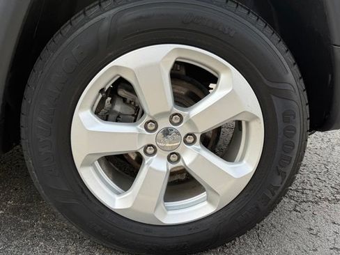 Used 2019 Jeep Compass Latitude w/ Popular Equipment Group AWD/4WD image 39