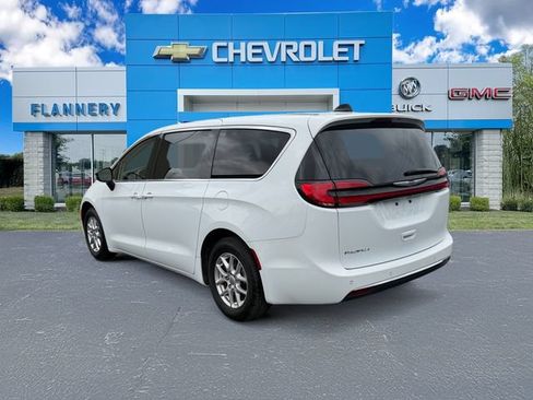 Used 2024 Chrysler Pacifica Touring-L FWD image 4