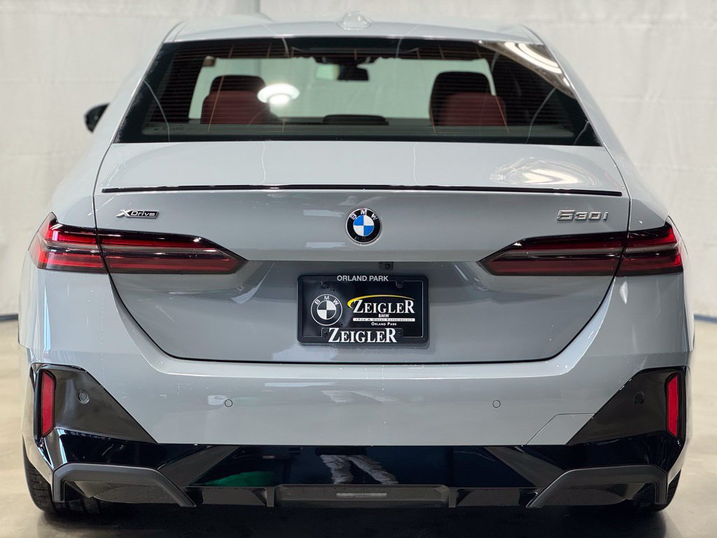 Used 2026 BMW 530i xDrive w/ M Sport Package AWD/4WD image 5