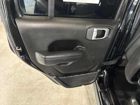 Used 2024 Jeep Wrangler Unlimited image 39