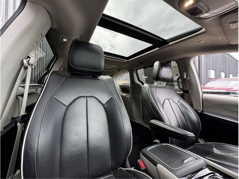 Used 2023 Chrysler Pacifica Limited FWD image 4
