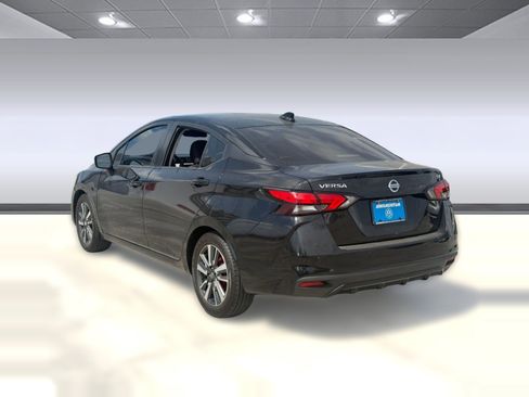 Used 2021 Nissan Versa SV image 3