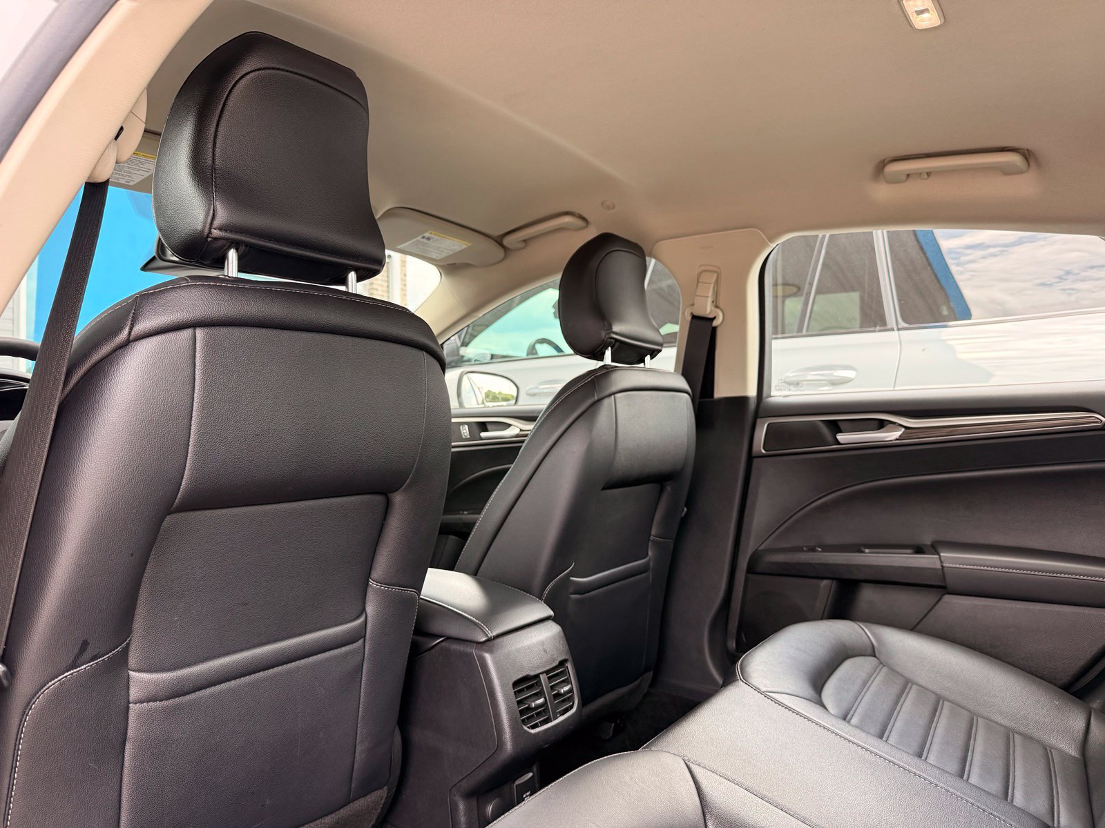 Used 2018 Ford Fusion SE w/ Equipment Group 602A FWD image 18
