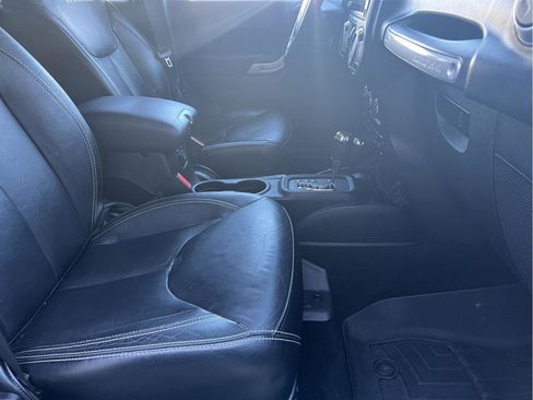 Used 2014 Jeep Wrangler Unlimited Rubicon w/ Connectivity Group image 15