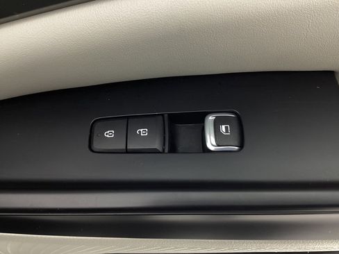 Used 2023 Kia Carnival LX image 38