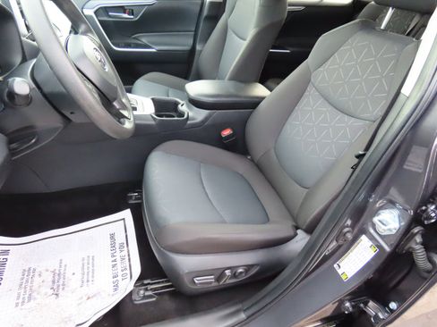 Used 2025 Toyota RAV4 XLE image 38