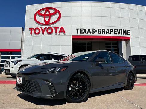 Used 2025 Toyota Camry SE image 2