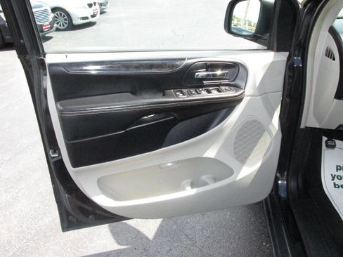 Used 2012 Chrysler Town & Country Touring-L w/ Driver Convenience Group image 14