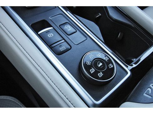 Used 2025 Nissan Pathfinder SL image 32