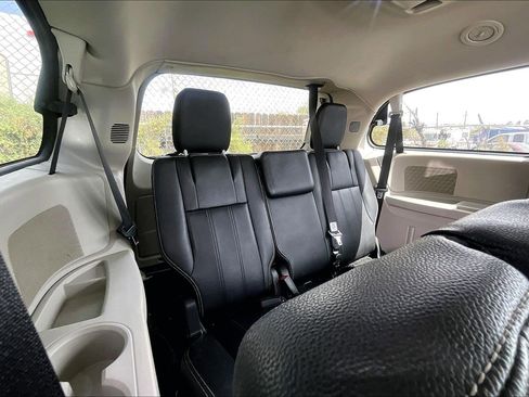 Used 2014 Chrysler Town & Country Touring image 18