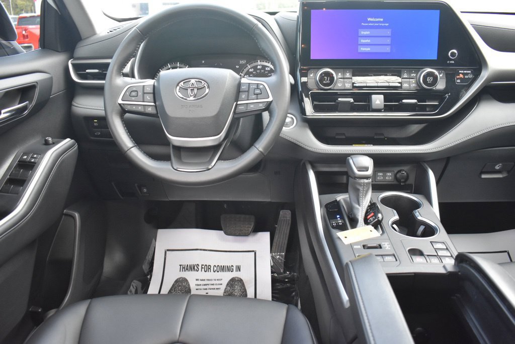 Used 2024 Toyota Highlander XLE AWD/4WD image 3