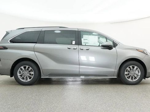 New 2026 Toyota Sienna XLE image 30