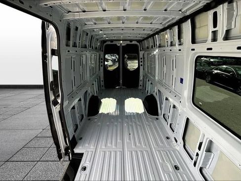 Used 2024 Mercedes-Benz Sprinter 2500 image 13