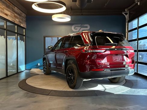 Used 2024 Jeep Grand Cherokee Altitude AWD/4WD image 5