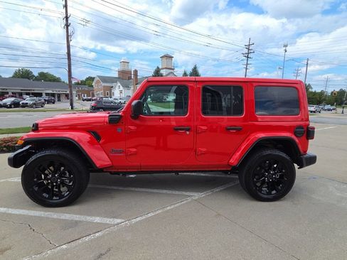 Certified 2025 Jeep Wrangler Unlimited Sahara w/ Safety Group AWD/4WD image 8