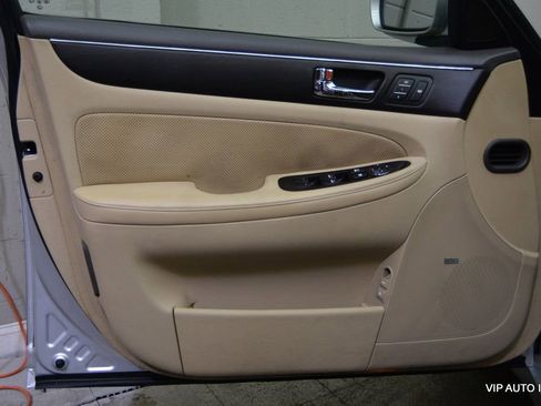 Used 2010 Hyundai Genesis 4.6 RWD image 7